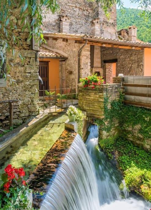 פוליניו Casa Vacanze Fonte Del Menotre מראה חיצוני תמונה