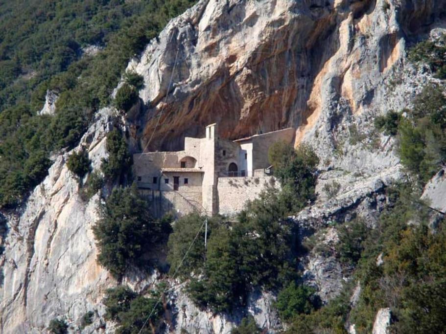 פוליניו Casa Vacanze Fonte Del Menotre מראה חיצוני תמונה